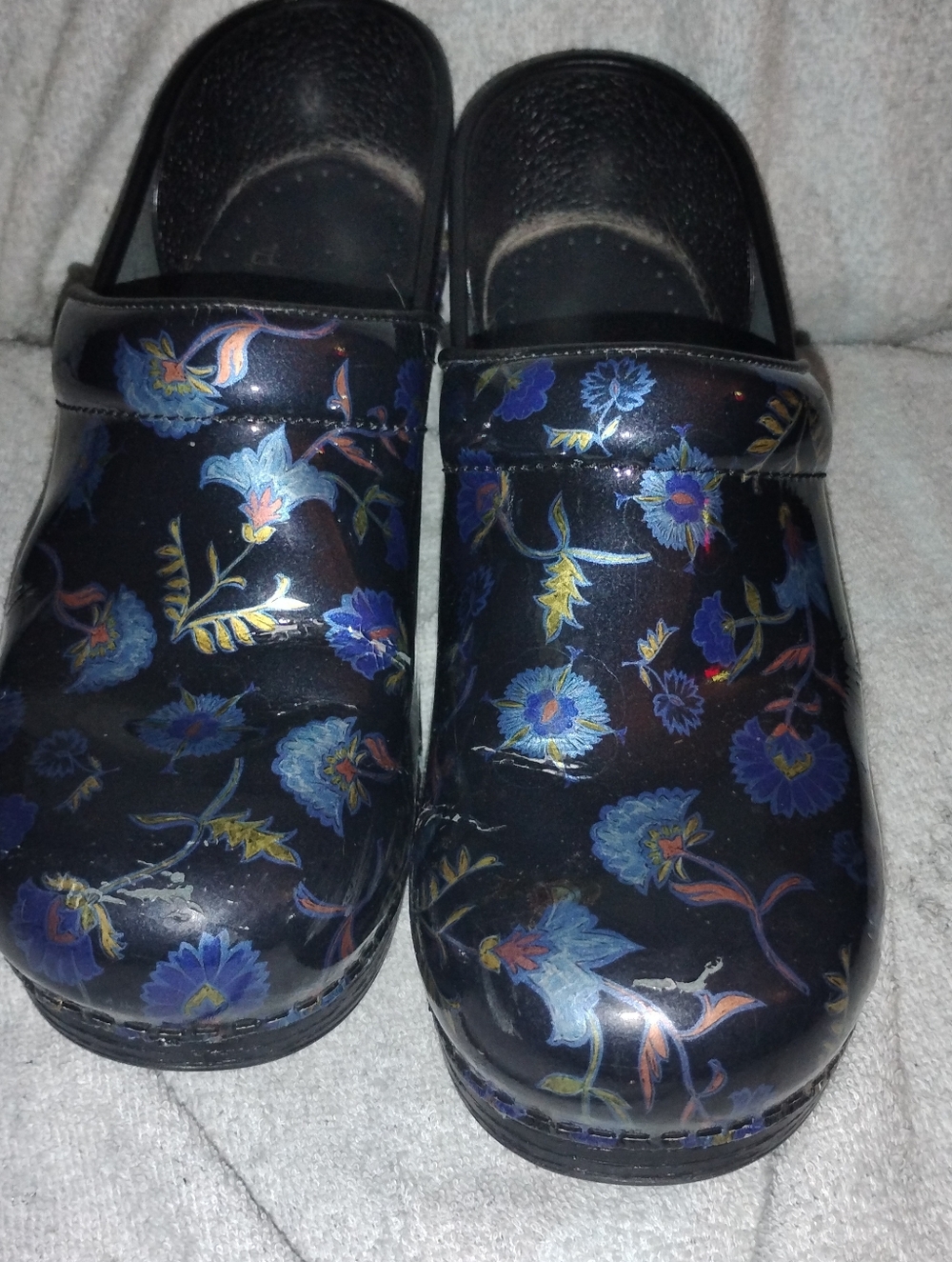 Dansko floral patent Clogs Nursing Shoes Women's Sz 8.5 or 39 Black Blue Slip On